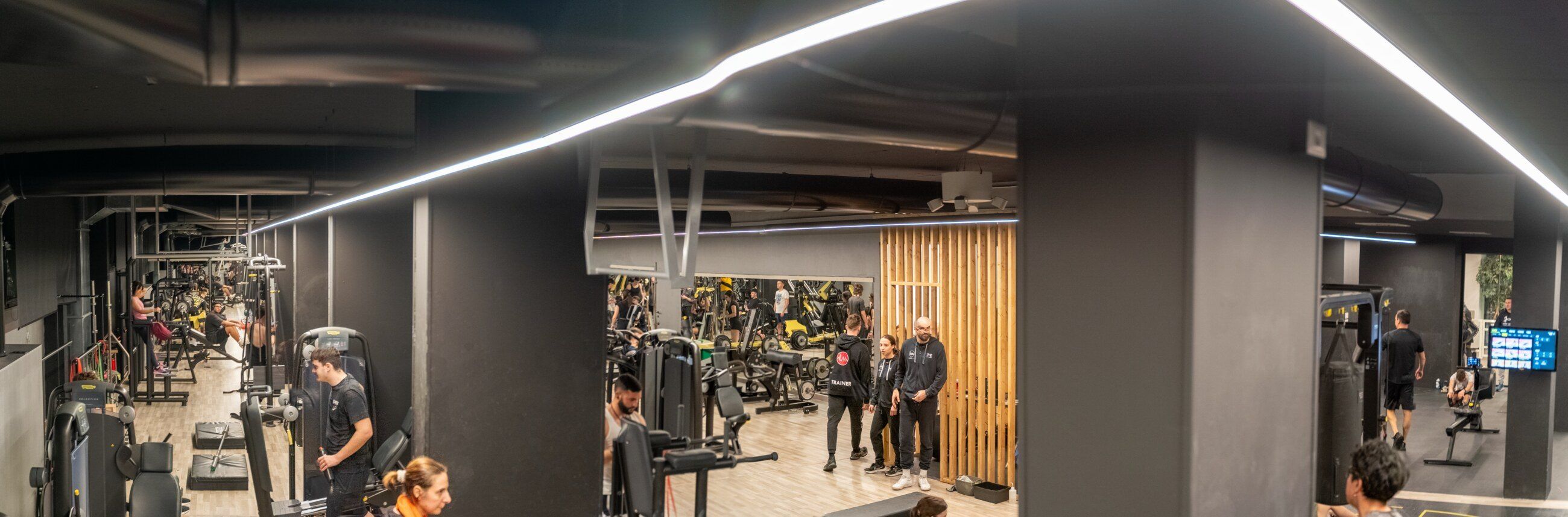 La sala pesi di Lume Macerata vista dall'alto, con i soci che si allenano